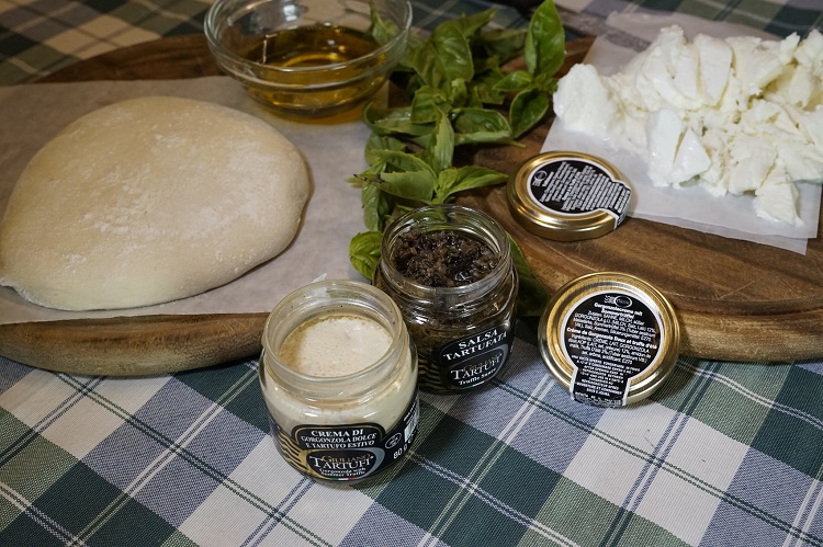 Sýrový krém z Gorgonzoly s černým lanýžem, 80 g
