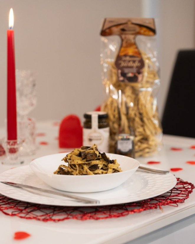 Vaječné Fettuccine s černým lanýžem, 500 g